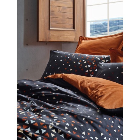 Lenjerie de pat dublu din bumbac 100% ranforce, model Colin Cinamon, cu design geometric în nuanțe de scorțișoară și negru pe fundal negru.