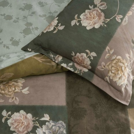 Lenjerie de pat TAC Lavinia din bumbac satinat 100%, model floral clasic in nuante de verde si bej, cu flori crem si roz pal