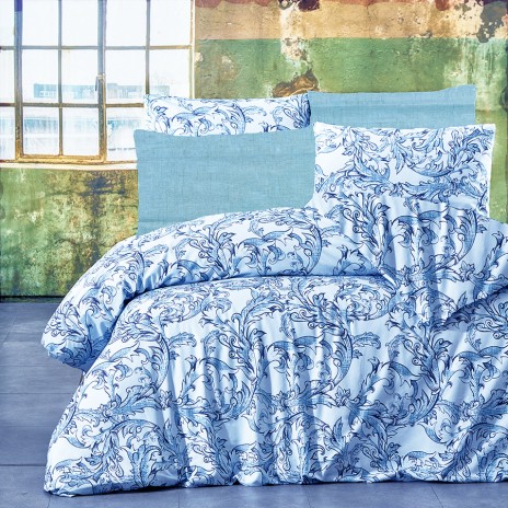 Lenjerie de pat dublu colecția Dream Nazenin Home cu 4 piese și design floral clasic în nuanțe de albastru petrol pe fundal albastru deschis.