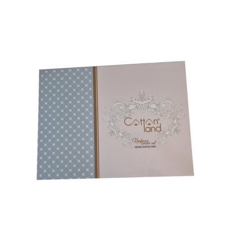 Lenjerie de pat dublu colecția Dream Nazenin Home cu 4 piese și design floral și geometric în nuanțe de lila și negru pe fundal lila.