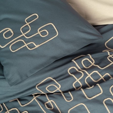 Lenjerie pat dublu bumbac 100% ranforce Cotton Box Kerja Gri, cu broderie geometrică bej pe fundal gri petrol, stil minimalist și modern