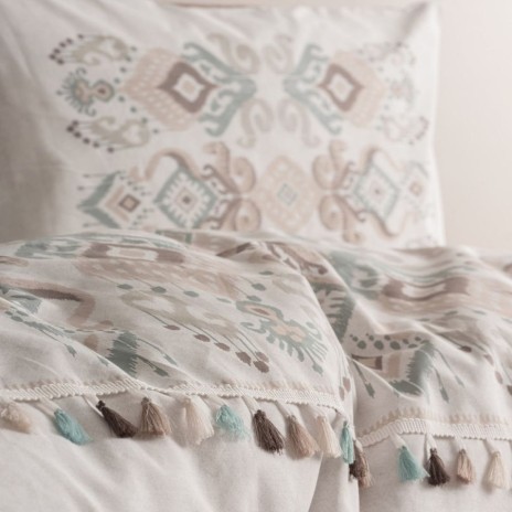 Lenjerie de pat Asilo Brown, bumbac 100%, cu model geometric maro, bej și albastru deschis, decorată cu ciucuri colorate.