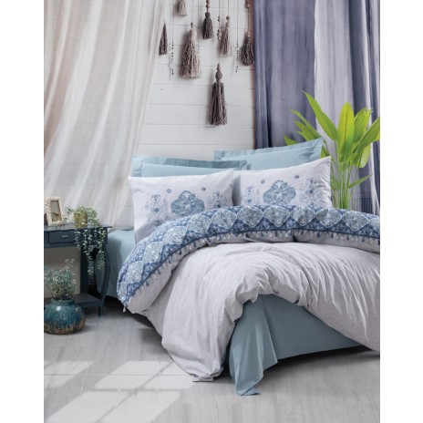 Lenjerie de pat Jeny-Blue cu motive albastre și albe, imprimeuri geometrice și ciucuri decorativi