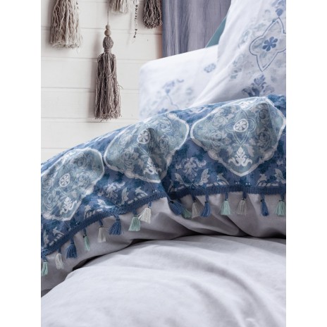 Lenjerie de pat Jeny-Blue cu motive albastre și albe, imprimeuri geometrice și ciucuri decorativi