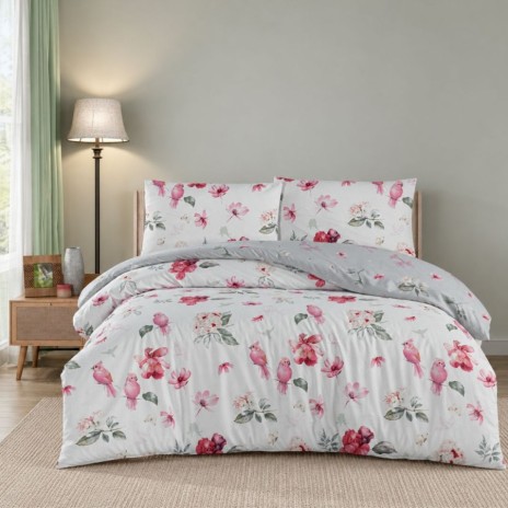 Lenjerie pat Parret First Choice din bumbac 100% ranforce cu elastic si imprimeu cu pasarele roz flori si fluturi pe fundal deschis