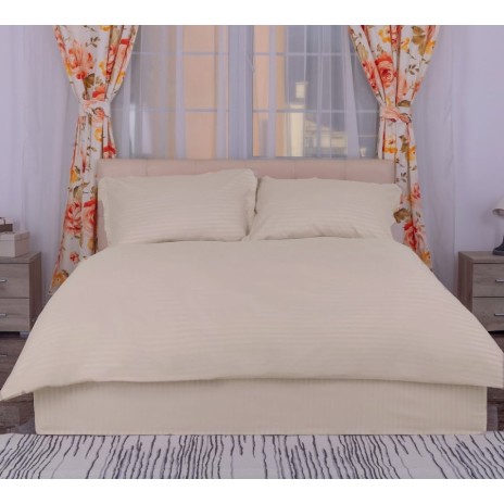 Set de lenjerie de pat dublu în culoare bej, fabricat din damasc policoton, cu patru piese esențiale, produs la Pucioasa