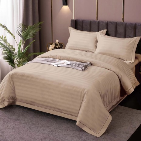 Elegant set de lenjerie de pat dublu din damasc policoton IMP19 Bej V2, prezentat într-un dormitor luxos cu accente neutre, gata să asigure confort și un stil clasic pentru un somn liniștitor
