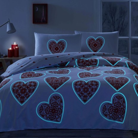 Lenjerie de pat din bumbac 100% ranforce model Cordelia cu design romantic de inimi roșii pe fundal alb.