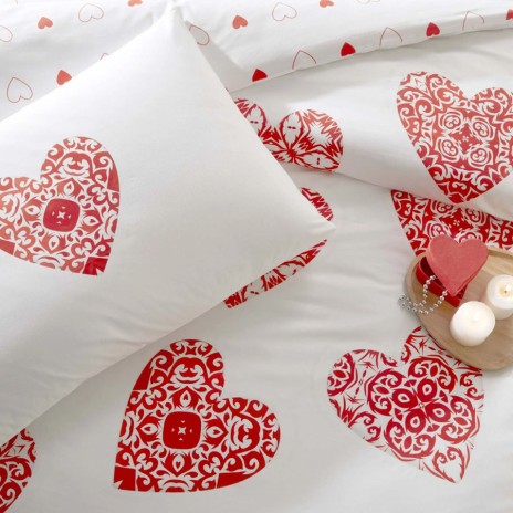 Lenjerie de pat din bumbac 100% ranforce model Cordelia cu design romantic de inimi roșii pe fundal alb.