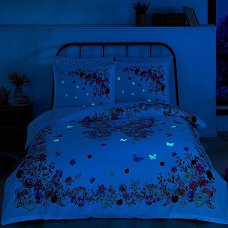 Lenjerie de pat din bumbac 100% ranforce model Victoria cu design floral fosforescent în nuanțe de roz, portocaliu și verde.
