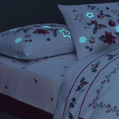 Lenjerie de pat din bumbac 100% ranforce, fosforescenta, model Charm cu motive de Craciun - globuri, steluțe și crenguțe de ilex