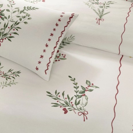 set lenjerie Craciun TAC Mistovia in dormitor, detaliu imprimeu Craciun fosforescent TAC Mistovia