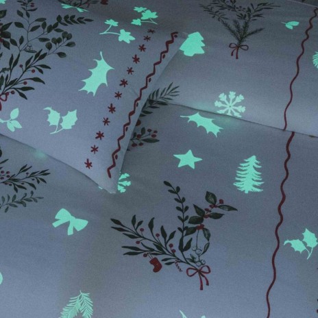 set lenjerie Craciun TAC Mistovia in dormitor, detaliu imprimeu Craciun fosforescent TAC Mistovia