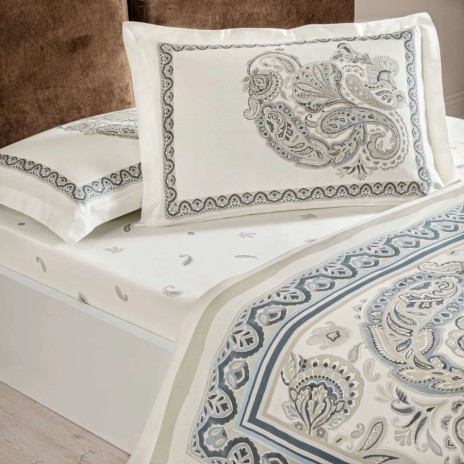 Lenjerie pat dublu TAC Ivory Mako-Satin din bumbac satinat 220 TC cu model paisley ivoire gri si albastru-gri