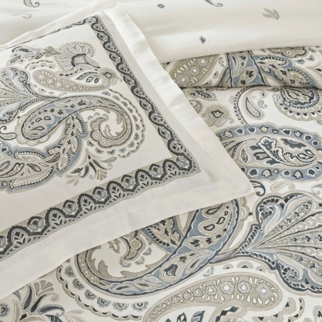 Lenjerie pat dublu TAC Ivory Mako-Satin din bumbac satinat 220 TC cu model paisley ivoire gri si albastru-gri