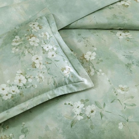 Lenjerie pat dublu TAC Lumine Mako Satin verde salvie cu flori albe delicate ramuri fine si frunze pale