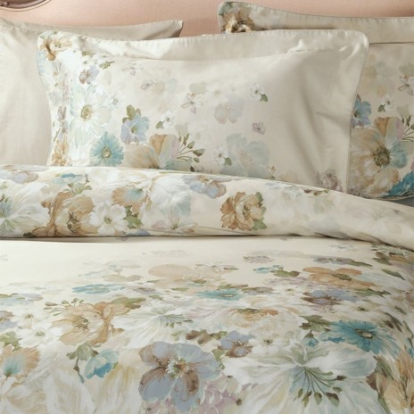 Lenjerie pat dublu satin TAC Celesse cu imprimeu floral elegant in nuante de crem, bej, ivoire si bleu pastel