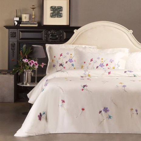 Lenjerie pat dublu satin TAC Pauline lila cu imprimeu floral delicat, flori de camp lila, mov, roz, galben si bleu pe fundal ivory
