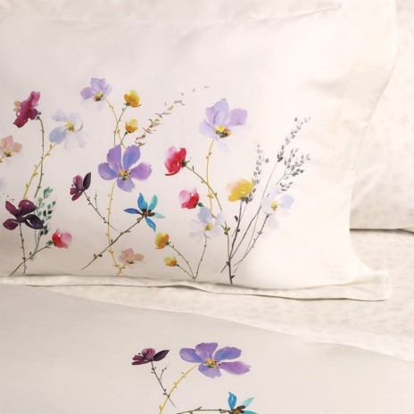 Lenjerie pat dublu satin TAC Pauline lila cu imprimeu floral delicat, flori de camp lila, mov, roz, galben si bleu pe fundal ivory