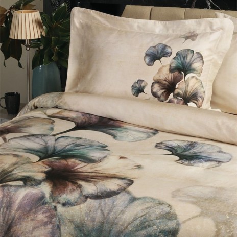 Lenjerie pat dublu satin TAC Priscila Bej cu imprimeu botanic abstract, frunze mari stilizate in nuante de bej, gri, taupe, maro si bleu petrol