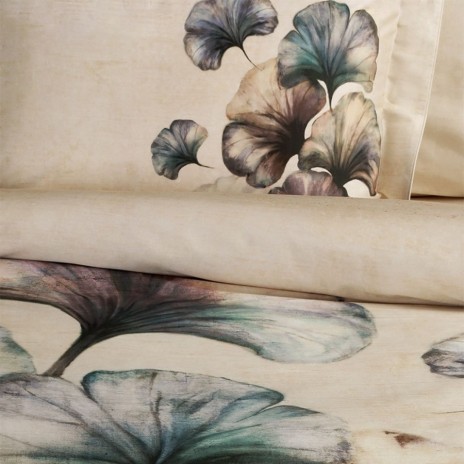 Lenjerie pat dublu satin TAC Priscila Bej cu imprimeu botanic abstract, frunze mari stilizate in nuante de bej, gri, taupe, maro si bleu petrol
