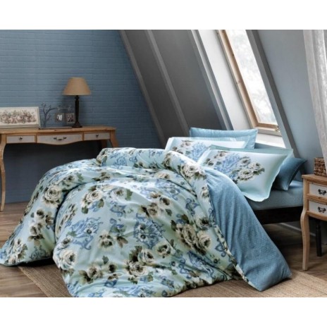 Lenjerie de pat Digital Barock TAC cu imprimeu floral albastru și alb într-un dormitor cu decor rustic.