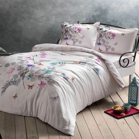 Lenjerie de pat albă Sadler din satin de bumbac cu flori în nuanțe de roz, albastru și violet, frunze gri și fluturi colorați, set TAC