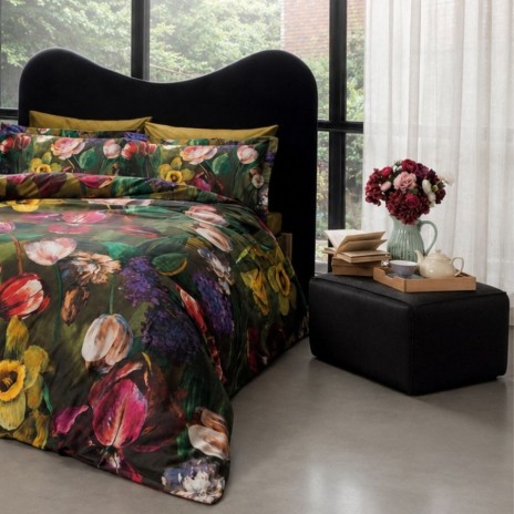 lenjerie pat dublu satin TAC Seraphina cu imprimeu floral lalele trandafiri narcise si zambile pe fundal verde