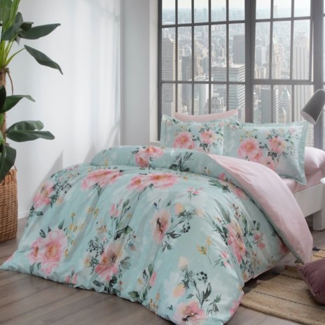 Lenjerie de pat satin de lux cu flori în nuanțe de roz, portocaliu și galben pe fundal verde pastel TAC Huron