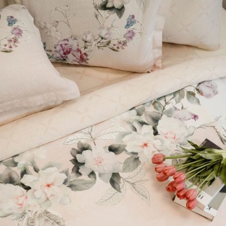 lenjerie pat dublu satinata TAC Mosca cu imprimeu floral magnolii albe si trandafiri roz pe fundal crem