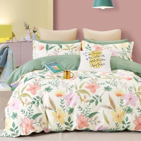 Lenjerie de pat percale cu flori pastelate în nuanțe de roz, galben și verde pe fundal crem, din bumbac 100%, produse în România