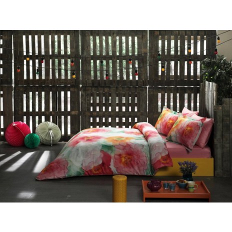 Lenjerie de pat din bumbac 100% satinat model Camelia cu design floral vibrant în nuanțe de roz, roșu, verde și galben.
