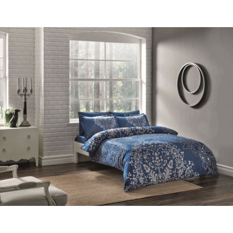Lenjerie de pat din bumbac 100% satinat model Fabia Albastru cu design baroc și detalii florale în nuanțe de albastru și alb.