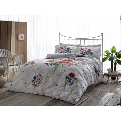 Lenjerie de pat din bumbac 100% satinat model Selby cu design floral în nuanțe vibrante de roșu, albastru și verde pe fundal alb.