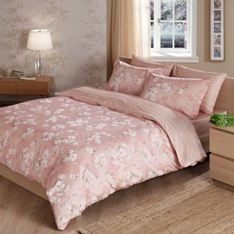 Lenjerie de pat din bumbac 100% satinat model Shadow Roz cu design floral delicat în nuanțe de roz pal și alb.