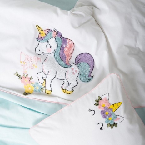 Lenjerie pătuț bebeluși bumbac 100% ranforce, model Dolly Unicorn, cu broderie unicorn colorat și mesaj „Dream Big” pe fundal alb, fețe de pernă asortate