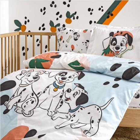 Lenjerie de pat pentru pătuț bebeluși, Disney Dalmațieni, bumbac 100%, model cu Dalmațieni și culori pastelate.