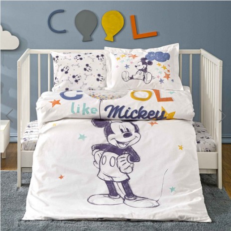 Lenjerie de pat pentru pătuț bebeluși, Disney Mickey Mouse, bumbac 100%, model Cool Mickey și culori pastelate.