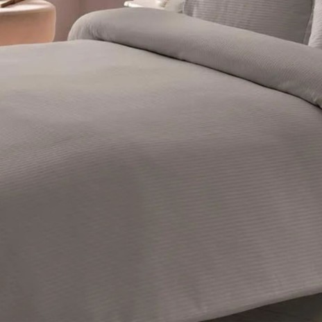 Lenjerie de pat gri deschis din satin cu dungi fine, model TAC Stripe King, realizată din bumbac 100% satinat.