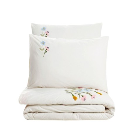 Lenjerie de pat Delbin cu broderie florală în culori vii pe fundal alb și cearceaf roz intens, bumbac ranforce, marca CottonBox.