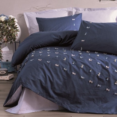 Lenjerie de pat model Gina Dark Blue, design albastru închis, material bumbac 100% ranforce, set 6 piese, broderii delicate.