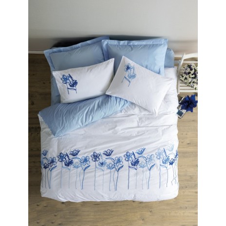 Lenjerie de pat Onella cu broderie florală albastră pe fundal alb, cearșaf albastru deschis, bumbac ranforce, marca CottonBox.