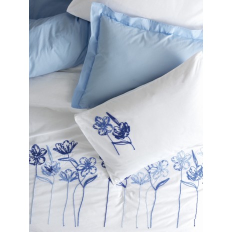 Lenjerie de pat Onella cu broderie florală albastră pe fundal alb, cearșaf albastru deschis, bumbac ranforce, marca CottonBox.