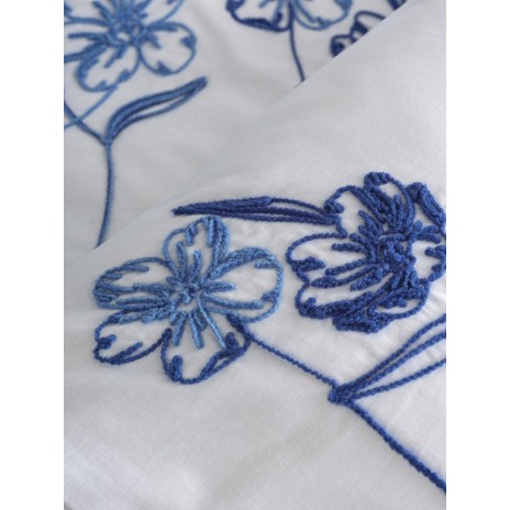 Lenjerie de pat Onella cu broderie florală albastră pe fundal alb, cearșaf albastru deschis, bumbac ranforce, marca CottonBox.