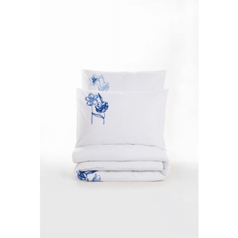 Lenjerie de pat Onella cu broderie florală albastră pe fundal alb, cearșaf albastru deschis, bumbac ranforce, marca CottonBox.