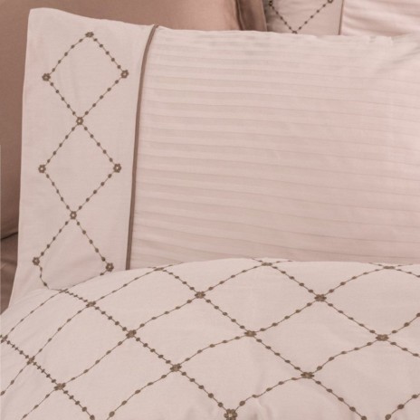 Lenjerie de pat din bumbac satinat Brode Saten Cotton Box, set 6 piese, design elegant cu broderii delicate, culori bej și crem.