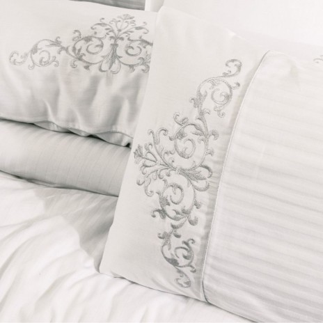 Lenjerie de pat din bumbac satinat Brode Saten Cotton Box, set 6 piese, design elegant cu broderii subtile, culoare alb pur.