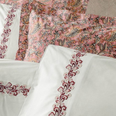 Lenjerie de pat brodata Voyager Pink, bumbac 100% ranforce, set 6 piese, alb cu broderie si imprimeu floral in nuante de roz si maro.
