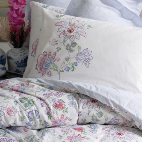Lenjerie de pat Cotton Box din bumbac ranforce cu design floral vibrant în nuanțe de roz, mov, albastru și verde pe fundal alb