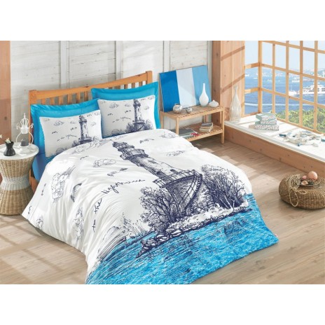 Lenjerie de pat din bumbac ranforce Lighthouse Blue cu design marin reprezentând un far și peisaj costier, în nuanțe de albastru și alb